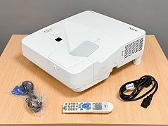 NEC UM280W Nahbereichsbeamer Kurzdistanzbeamer
mit Zubehör
Vorder/Seitenansicht