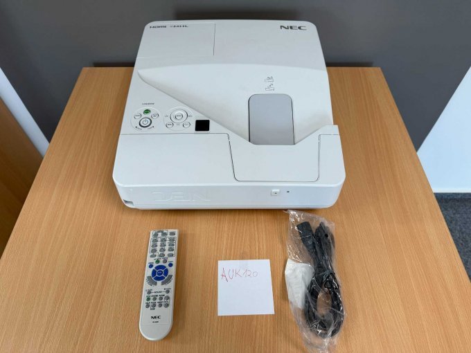 NEC UM301W Nahbereichsbeamer Kurzdistanzbeamer Inkl. Beamerhalterung mit Fernbedienung und Stromkabel
Ansicht von vorne