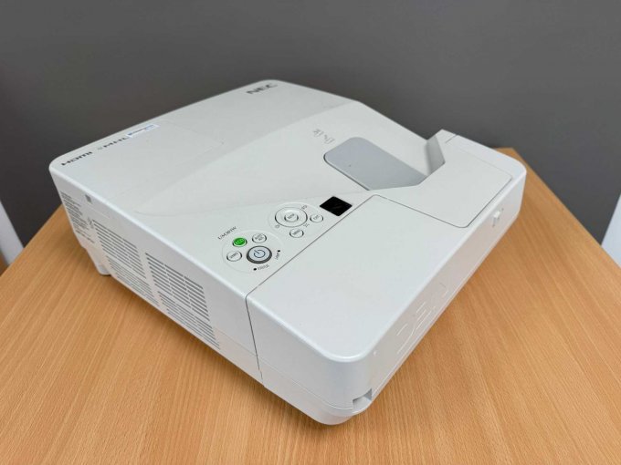 NEC UM301W Nahbereichsbeamer Kurzdistanzbeamer 
Ansicht von der Seite