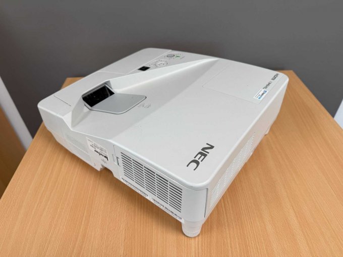 NEC UM301W Nahbereichsbeamer Kurzdistanzbeamer 
Ansicht von der Seite