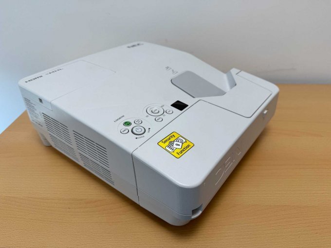 NEC UM301W Nahbereichsbeamer Kurzdistanzbeamer
Ansicht von der Seite