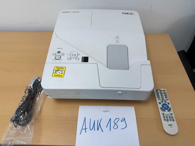 NEC UM301W Nahbereichsbeamer Kurzdistanzbeamer mit Kabel und Fernbedienung