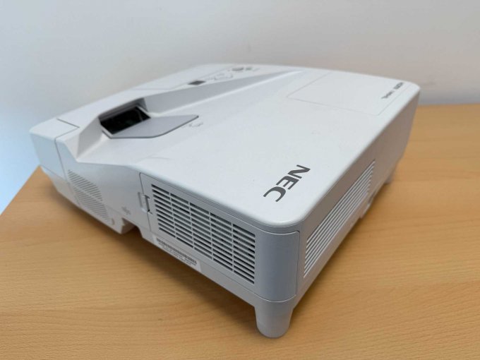 NEC UM301W Nahbereichsbeamer Kurzdistanzbeamer
Ansicht von hinten