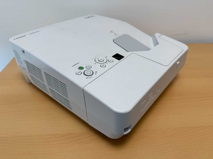 NEC UM301W Nahbereichsbeamer Kurzdistanzbeamer
Ansicht von der Seite
