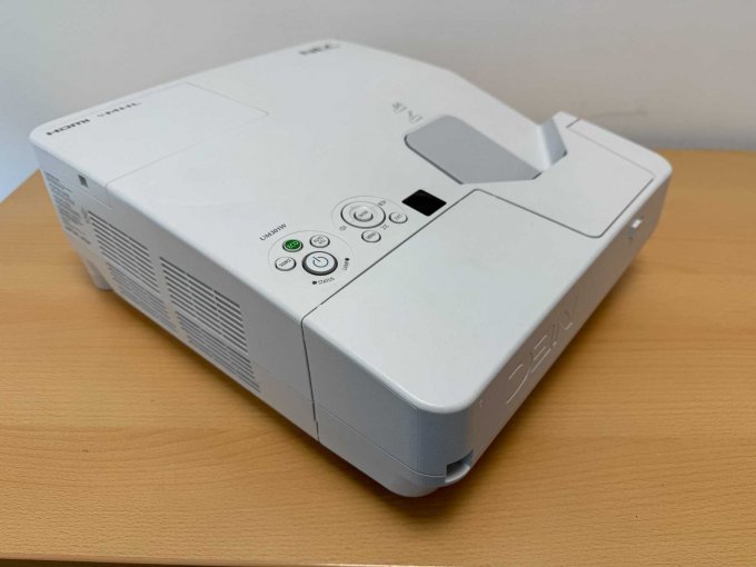 NEC UM301W Nahbereichsbeamer Kurzdistanzbeamer
Ansicht von der Seite