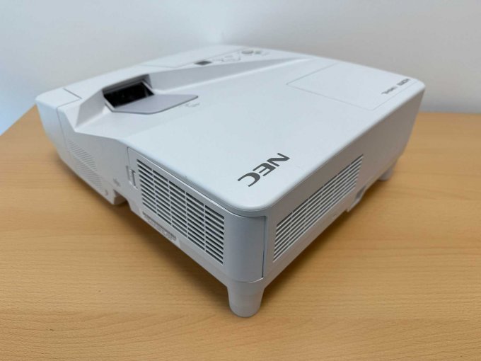 NEC UM301W Nahbereichsbeamer Kurzdistanzbeamer
Ansicht von hinten