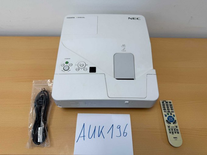 NEC UM301W Nahbereichsbeamer Kurzdistanzbeamer mit Kabel und Fernbedienung