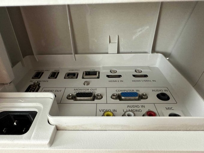 NEC UM301W Nahbereichsbeamer Kurzdistanzbeamer
Ansicht des Anschlüsse