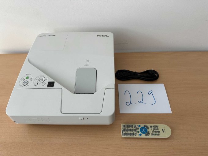 NEC UM301W Nahbereichsbeamer Kurzdistanzbeamer mit Kabel und Fernbedienung