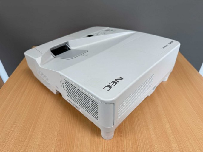 NEC UM301W Nahbereichsbeamer Kurzdistanzbeamer
Ansicht von hinten