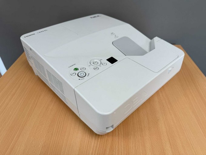NEC UM301W Nahbereichsbeamer Kurzdistanzbeamer
Ansicht von vorne