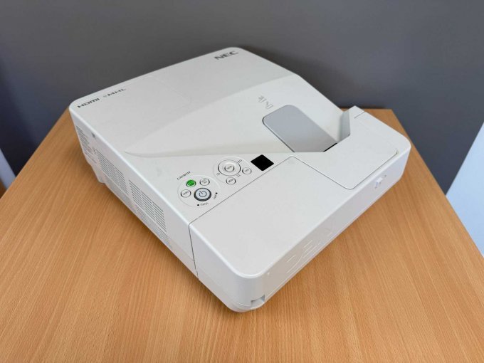 NEC UM301W Nahbereichsbeamer Kurzdistanzbeamer
Ansicht von vorne