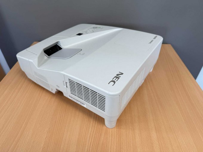 NEC UM301W Nahbereichsbeamer Kurzdistanzbeamer
Ansicht von hinten
