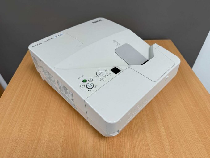 NEC UM301W Nahbereichsbeamer Kurzdistanzbeamer
Vorderansicht