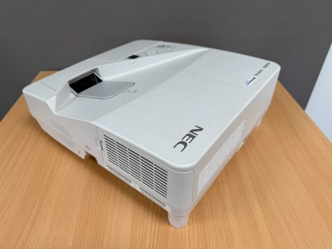 NEC UM301W Nahbereichsbeamer Kurzdistanzbeamer
Rückansicht