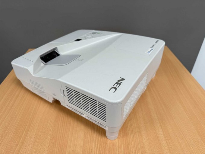NEC UM301W Nahbereichsbeamer Kurzdistanzbeamer
Ansicht von hinten