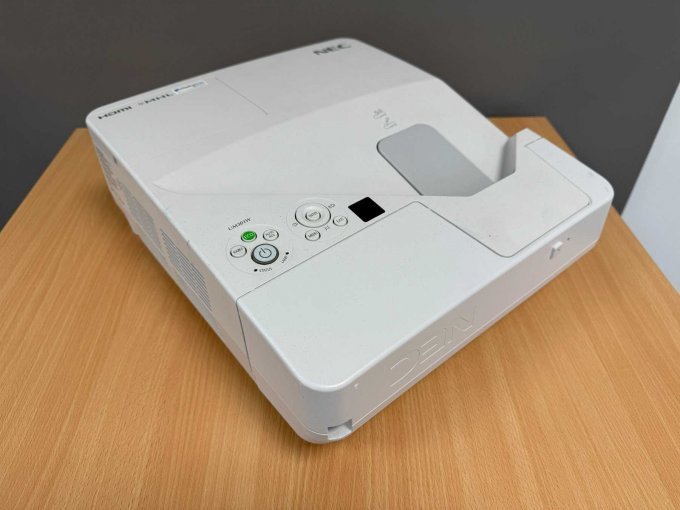 NEC UM301W Nahbereichsbeamer Kurzdistanzbeamer
Ansicht von vorne