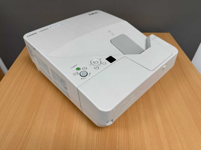 NEC UM301W Nahbereichsbeamer Kurzdistanzbeamer
Ansicht von vorne