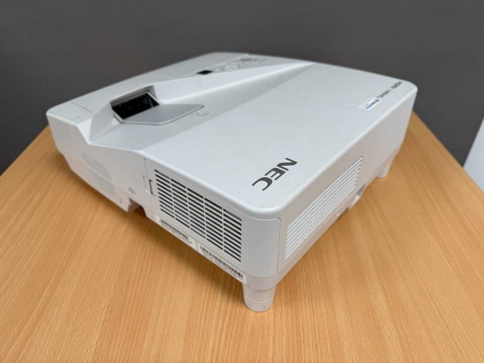 NEC UM301W Nahbereichsbeamer Kurzdistanzbeamer
Ansicht von hinten