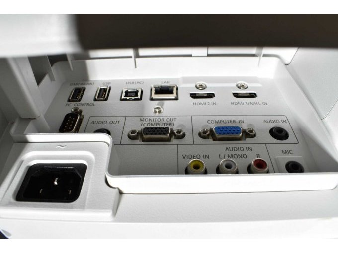 NEC UM301W Nahbereichsbeamer Kurzdistanzbeamer
Ansicht der Anschlüsse
