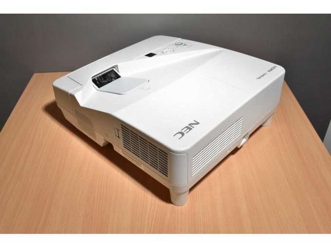 NEC UM301W Nahbereichsbeamer Kurzdistanzbeamer
Ansicht von hinten