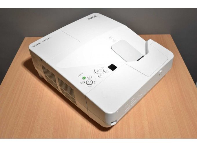 NEC UM301W Nahbereichsbeamer Kurzdistanzbeamer
Ansicht von vorne