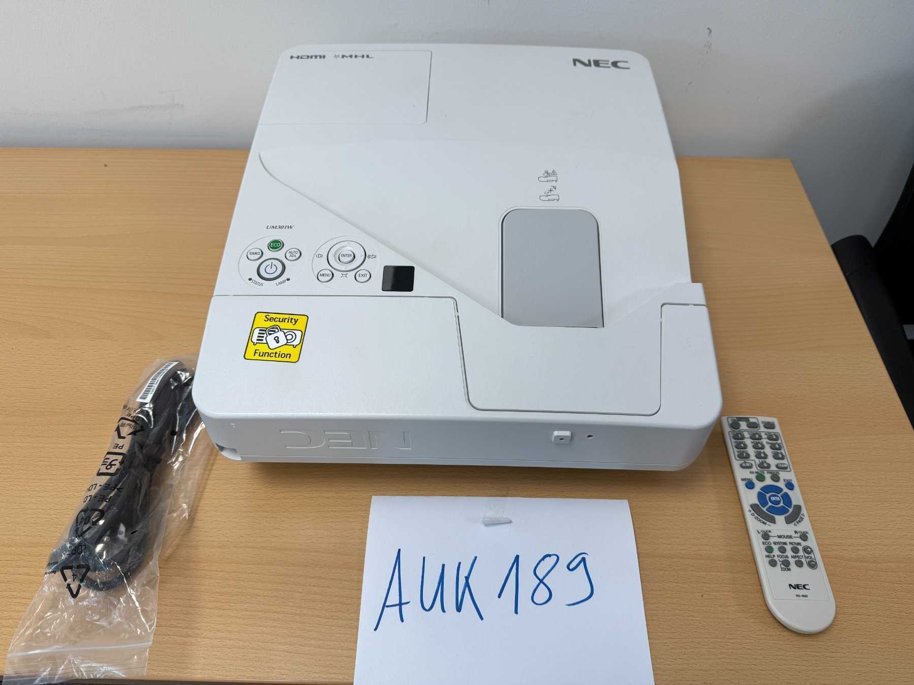 NEC UM301W Nahbereichsbeamer Kurzdistanzbeamer mit Kabel und Fernbedienung