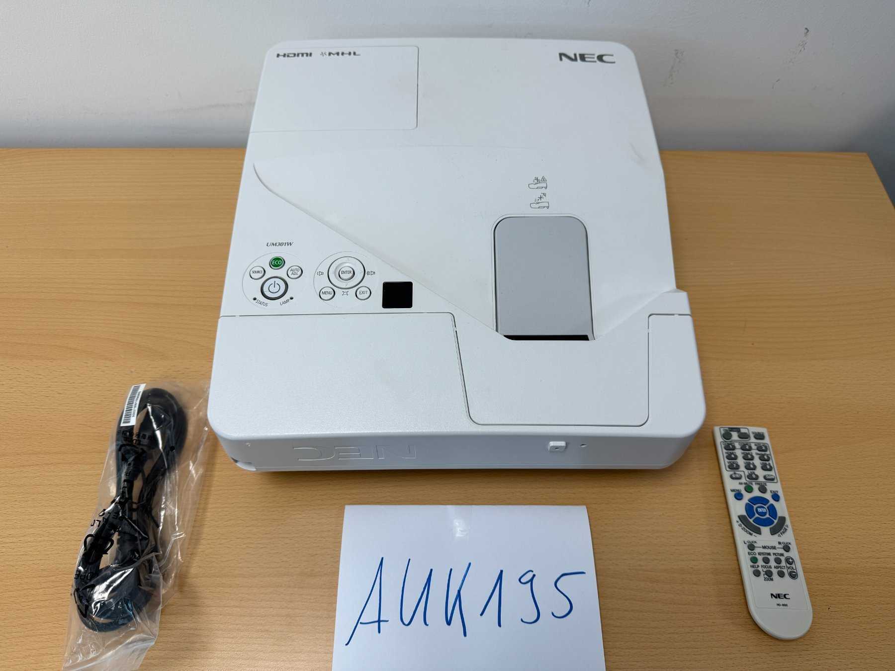 NEC UM301W Nahbereichsbeamer Kurzdistanzbeamer mit Kabel und Fernbedienung