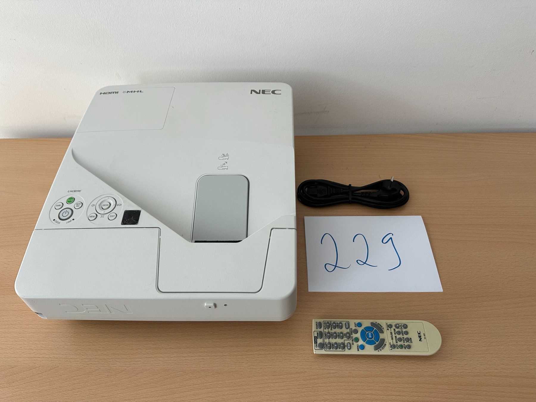 NEC UM301W Nahbereichsbeamer Kurzdistanzbeamer mit Kabel und Fernbedienung