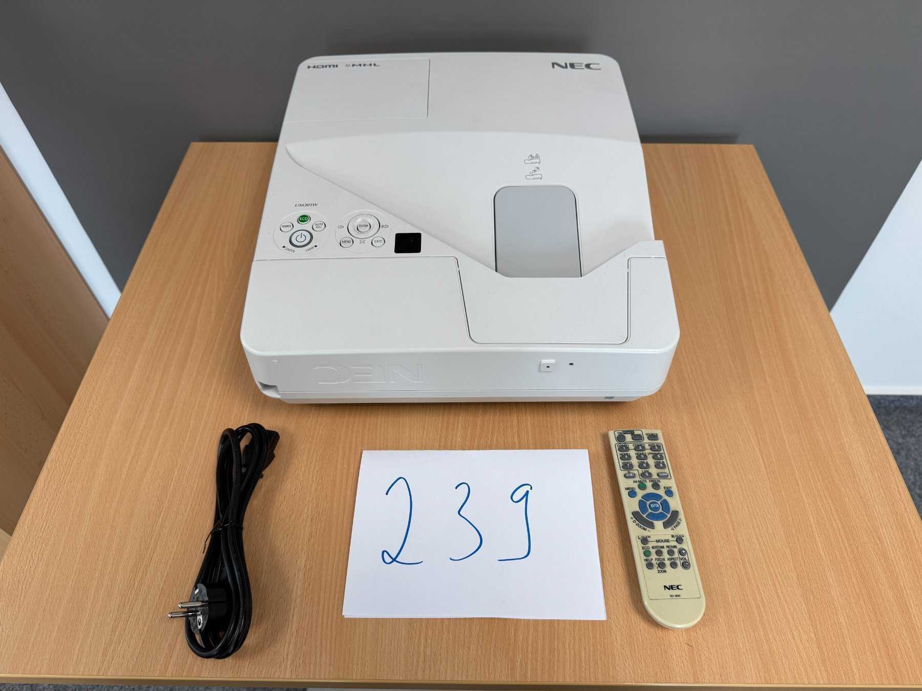 NEC UM301W Nahbereichsbeamer Kurzdistanzbeamer
mit Stromkabel und Fernbedienung