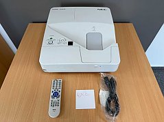NEC UM301W Nahbereichsbeamer Kurzdistanzbeamer Inkl. Beamerhalterung mit Fernbedienung und Stromkabel
Ansicht von vorne