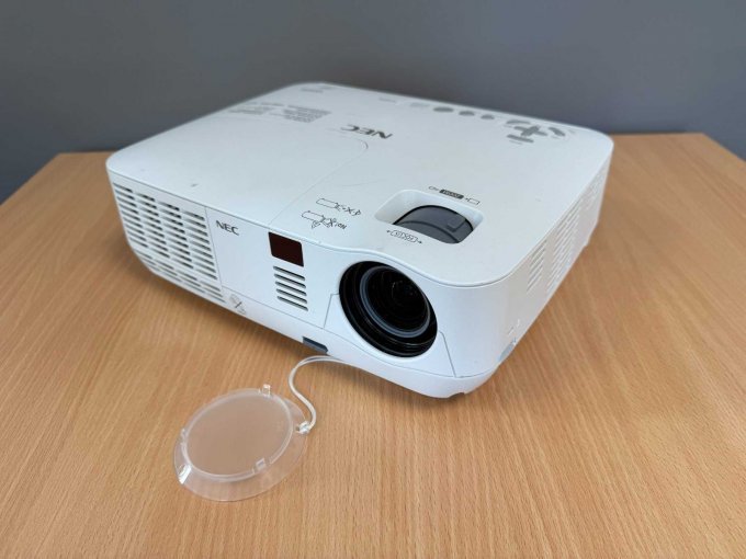 NEC V260W Beamer
Ansicht von vorne