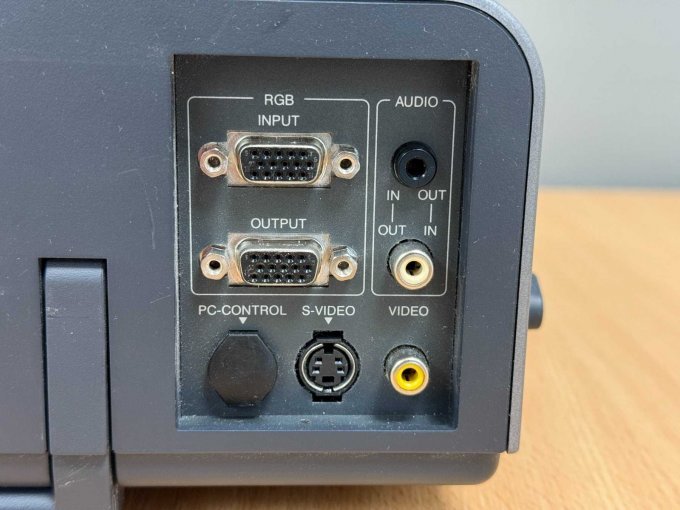 NEC VT440K LCD-Projektor
Ansicht der Anschlüsse