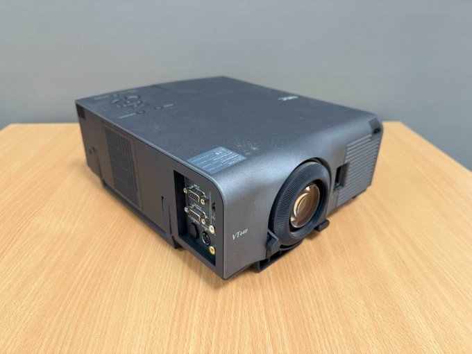 NEC VT440K LCD-Projektor
Ansicht von vorne