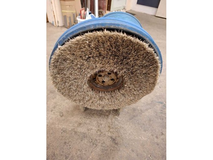 Maschine von unten mit Bürste