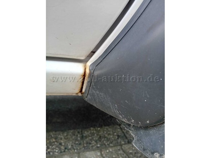 Schwelle vorne rechts: leichter Rost