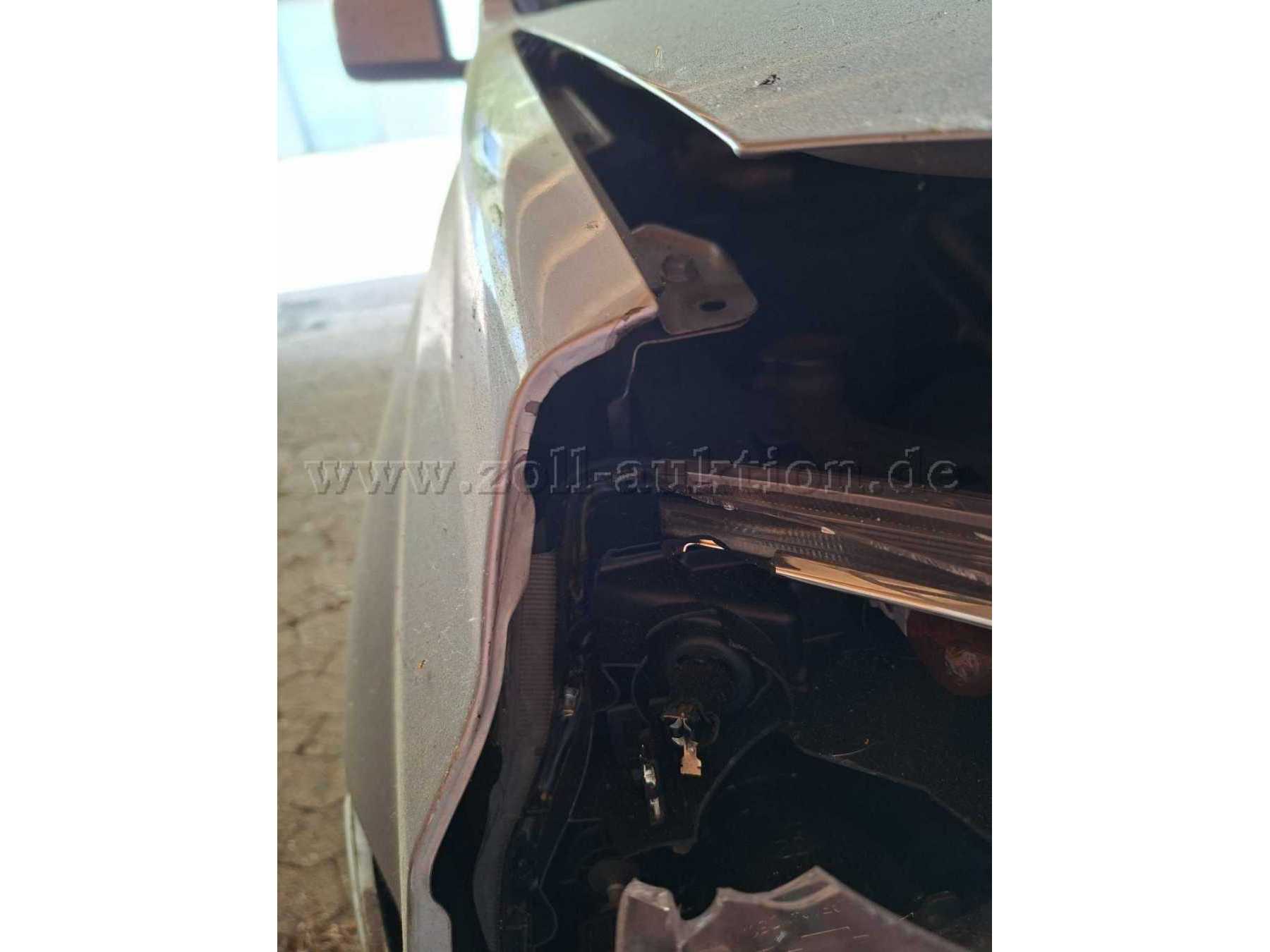 Lackabplatzer Aufnahme Motorhaube