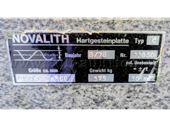 Herstellerschild (NOVALITH) der Hartgesteinplatte. Es ist zu erkennen, dass es sich hierbei um TYP C handelt und das Baujhar 8/78 angegeben ist.
