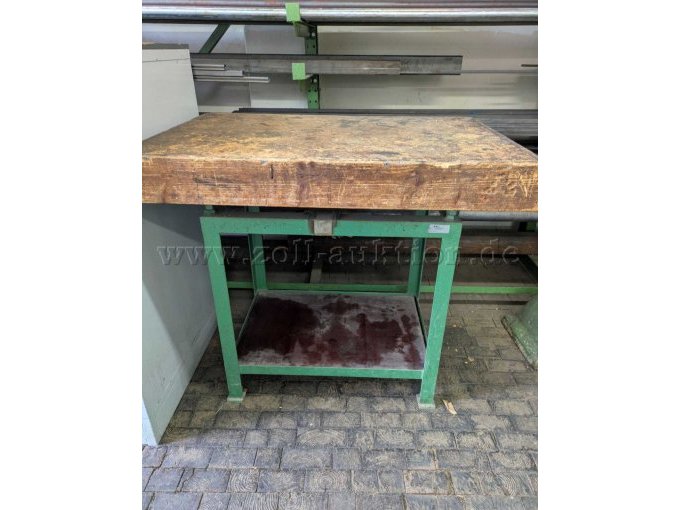 Auf diesem Bild sieht man die Holzabdeckung der Platte,  weist Verschmutzungen und einige Gebrauchsspuren wie zum Beispiel Kratzer auf.