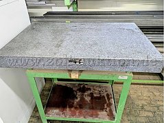 Granit-Prüfplatte (Messplatte) mit grauer, glatter Oberfläche. Auf der Vorderseite ist eine kleine Herstellerplakette angebracht.