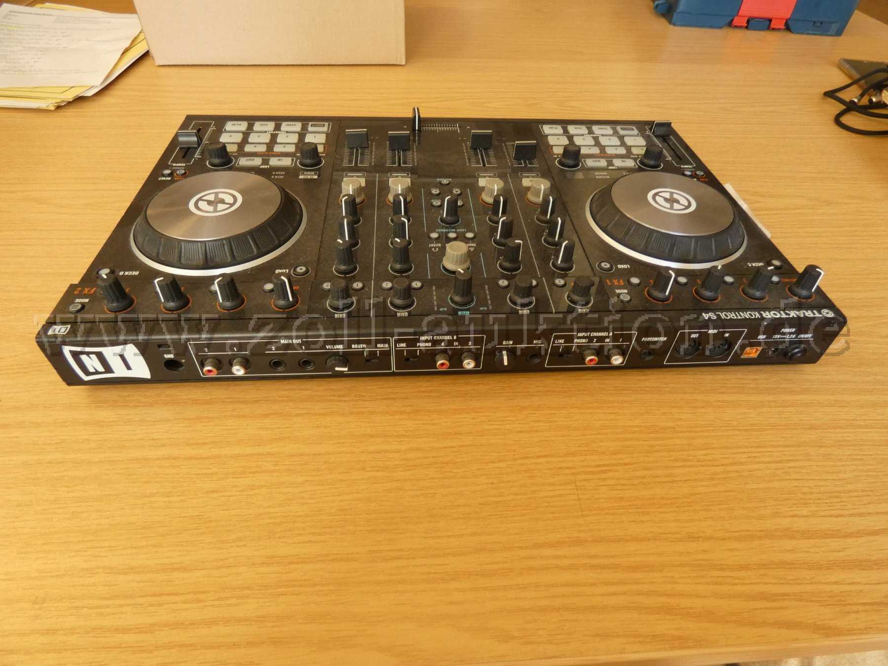 Zoll-Auktion - 1 Native Instruments DJ Controller Traktor S4 Kontrol ...