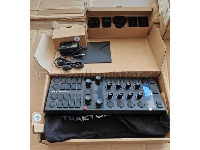 DJ Controller mit Verpackung, Netzgerät und Aufsätzen.