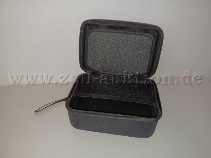 geöffnete Tasche mit Navi