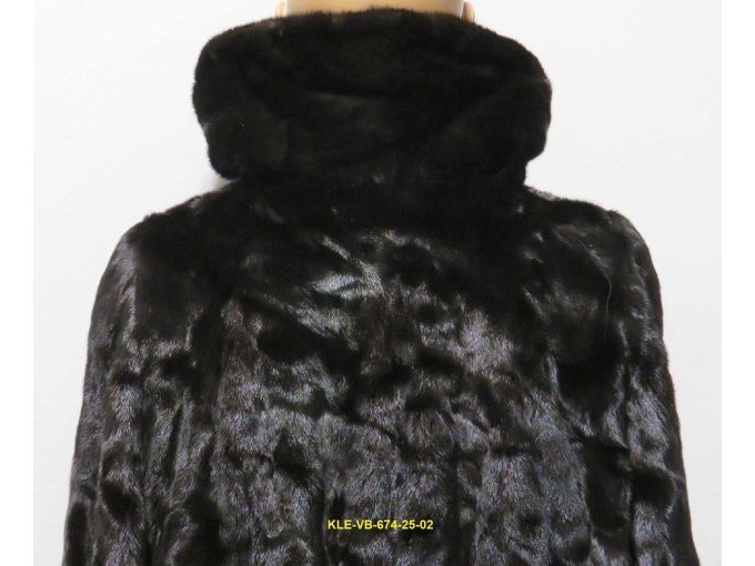 Rückseite mit aufgestelltem Kragen