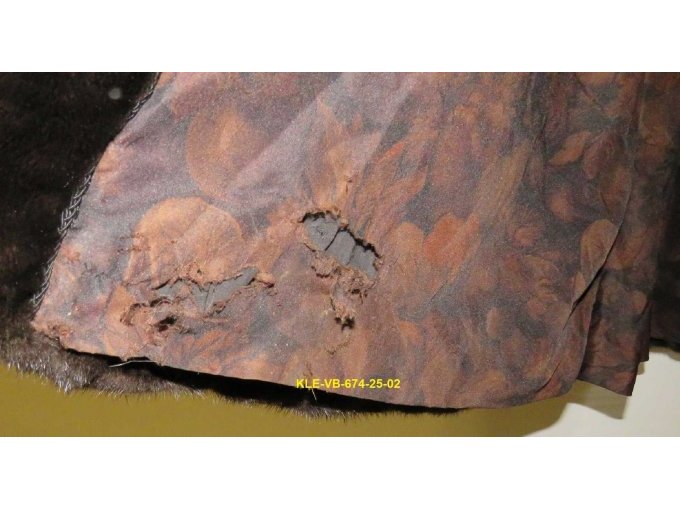 Schaden Innenfutter unten rechts