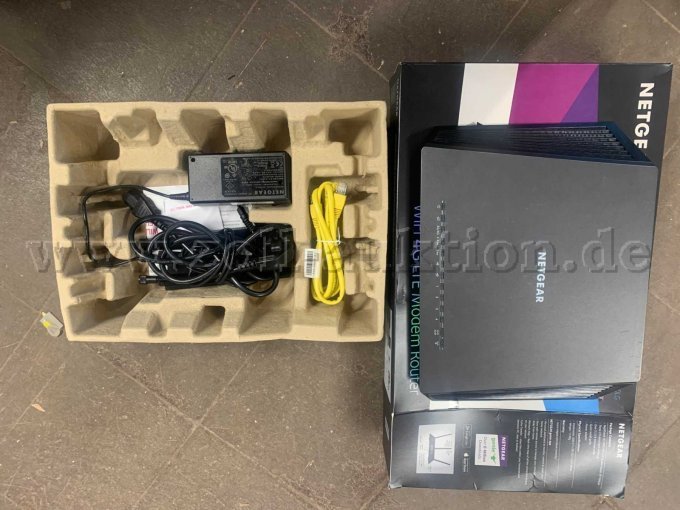 R7100LG auf Karton von oben mit Zubehör