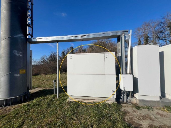 Rückseite Umhausung der NEA (im gelben Kreis)