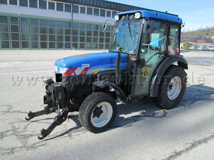 New Holland- vorne links