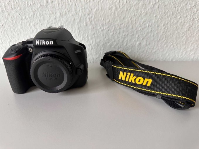 NIKON D3500 - Ansicht Kamera mit Trageriemen