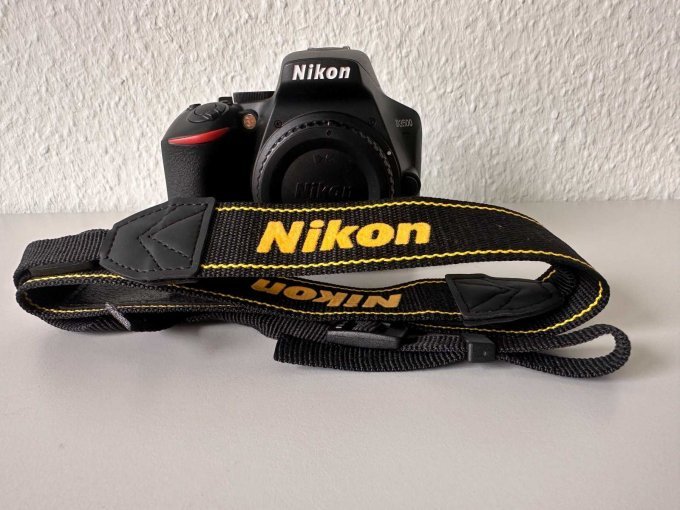 NIKON D3500 - Ansicht Kamera mit Trageriemen